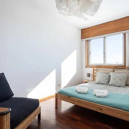Modern & Pleasant Flat W/ Garage *