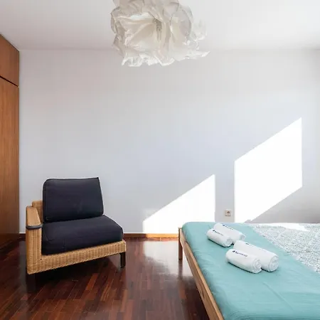 Modern & Pleasant Flat W/ Garage