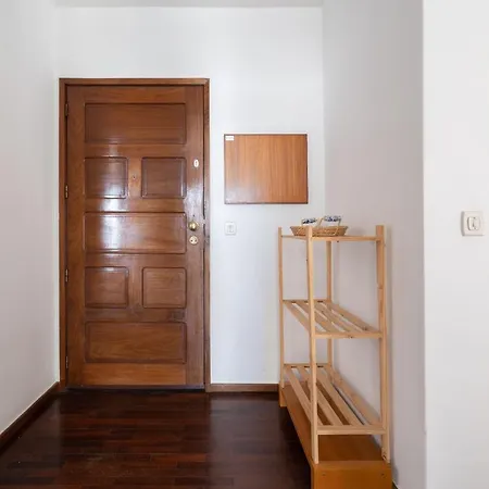 Modern & Pleasant Flat W/ Garage *