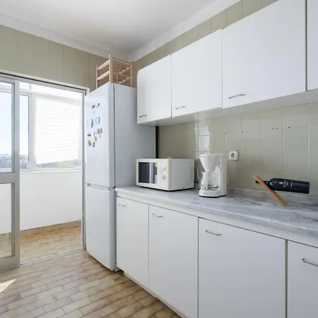 Modern & Pleasant Flat W/ Garage Apartment *