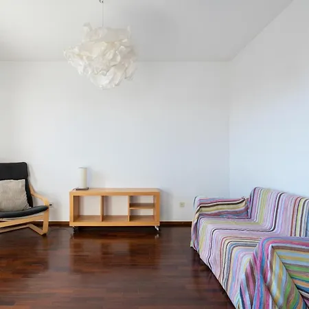 Modern & Pleasant Flat W/ Garage Apartment *
