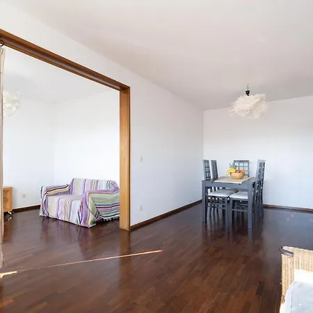 Modern & Pleasant Flat W/ Garage Apartment