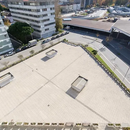 Modern & Pleasant Flat W/ Garage Apartment