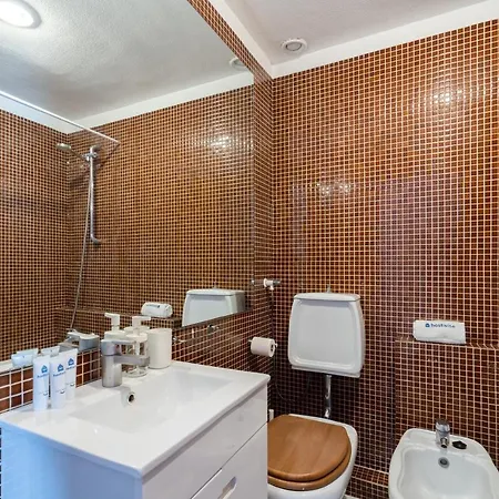 Modern & Pleasant Flat W/ Garage Apartment