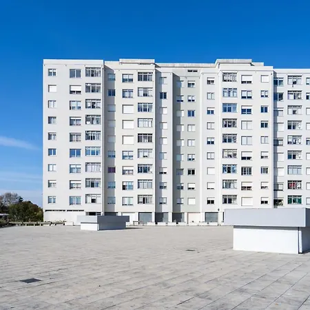 Modern & Pleasant Flat W/ Garage Apartment
